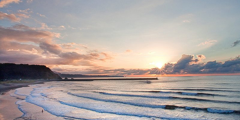 atardecer en la playa de los quebrantos a 800 metros de Las Mimosas del Nalón