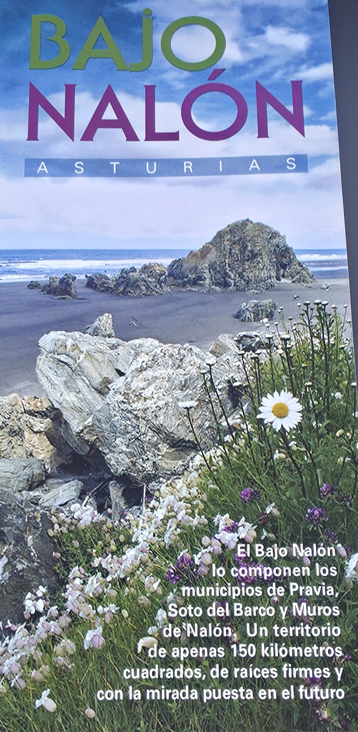 Portada del folleto turístico del Bajo Nalón con la playa de Los Quebrantos