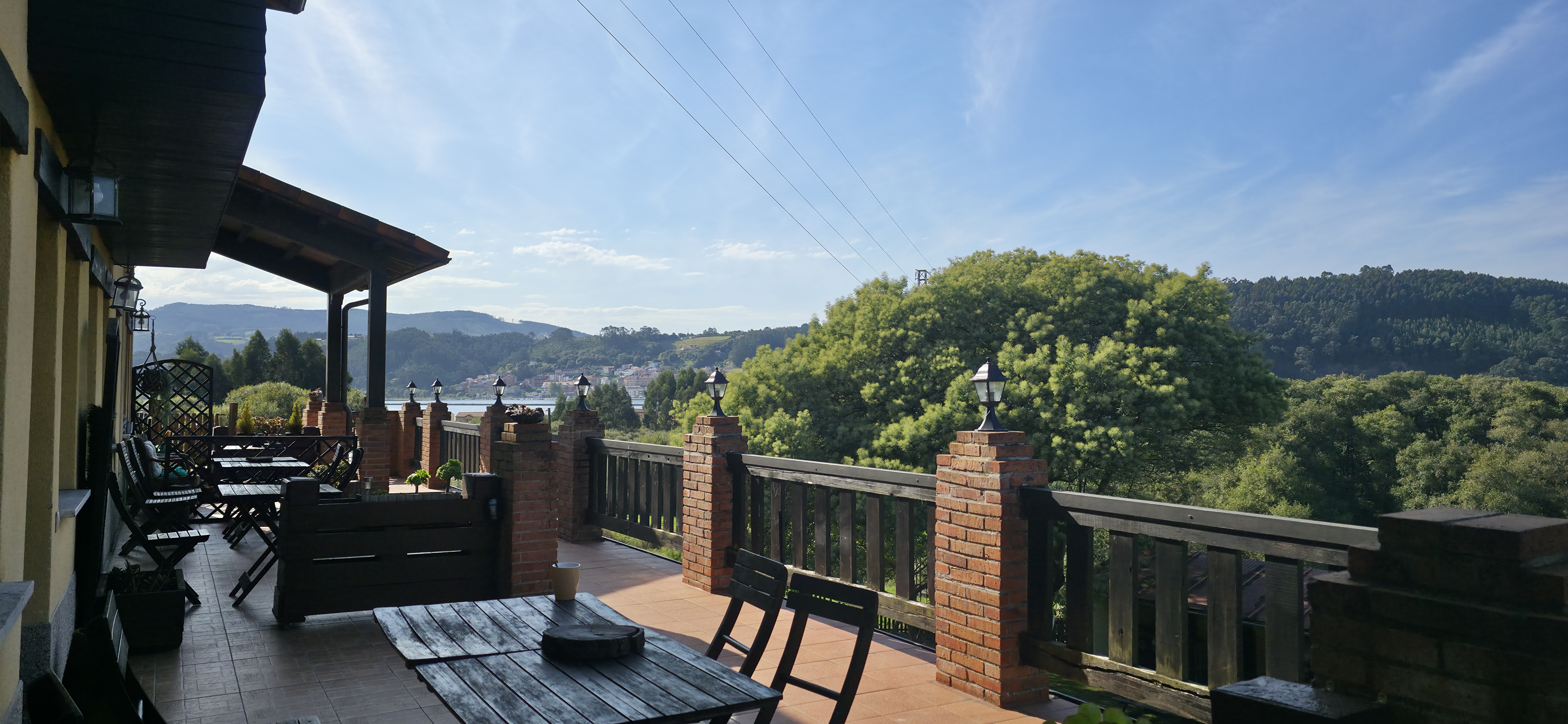 Terraza de Las Mimosas del Nalón con vistas al entorno del Nalón.