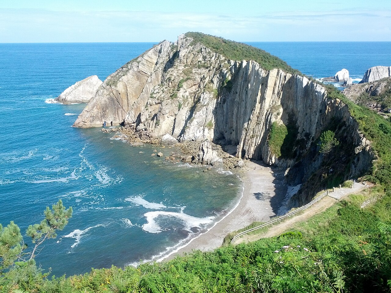 Playa del Silencio y sus acantilados en Cudillero, Asturias