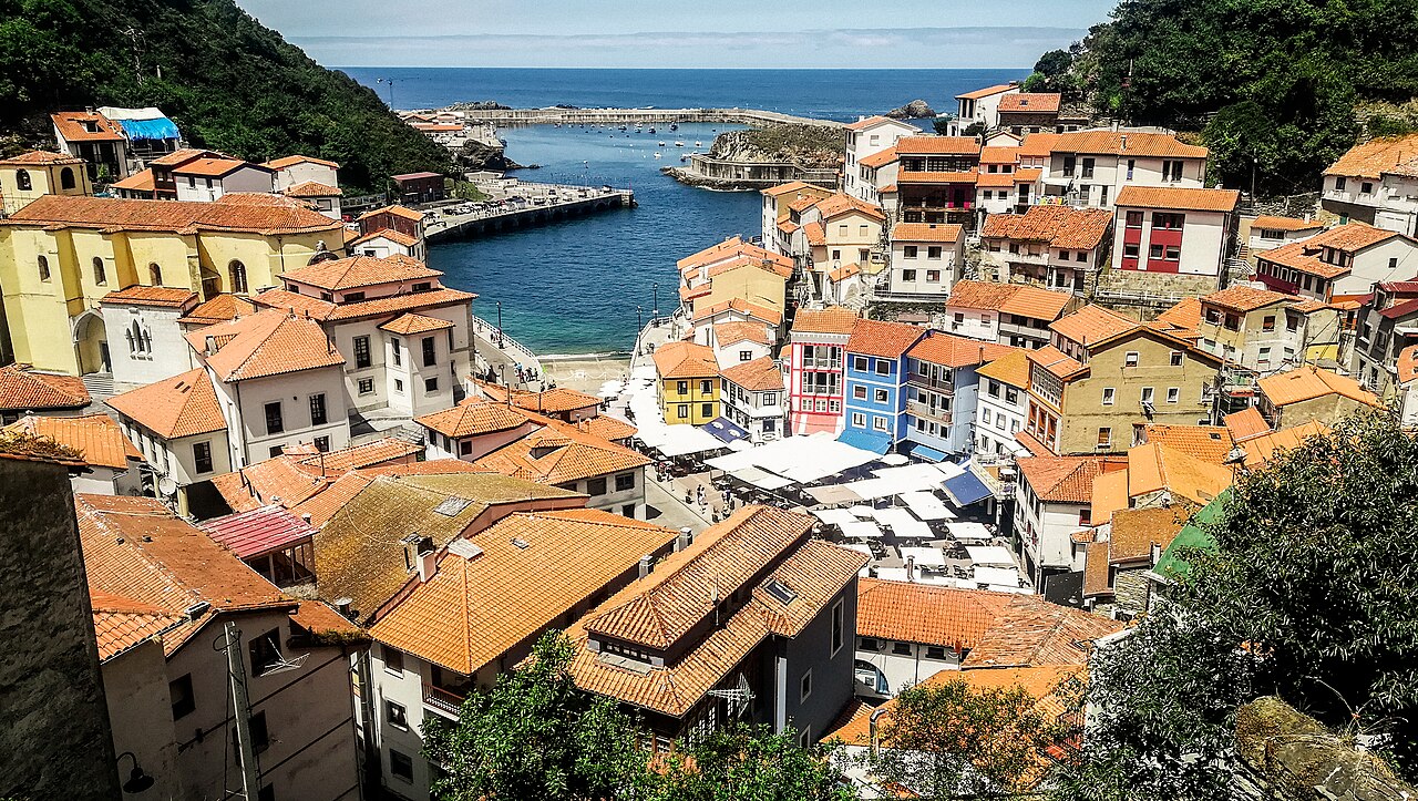 Casas de colores y puerto de Cudillero, Asturias