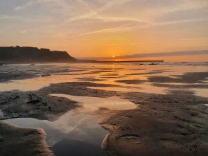 Atardecer en la playa de Los Quebrantos, en San Juan de la Arena, Asturias
