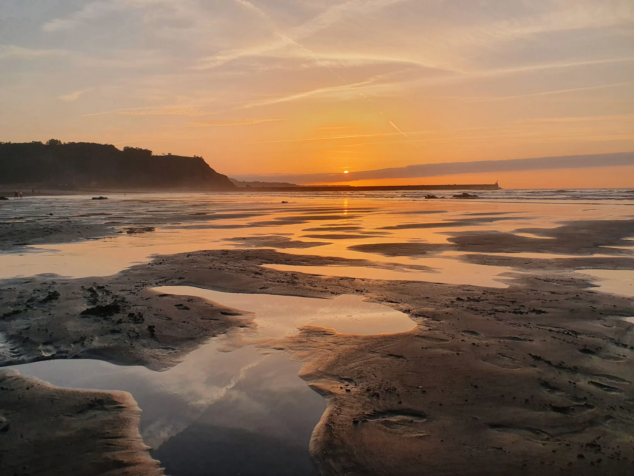 Atardecer en la playa de Los Quebrantos, en San Juan de la Arena, Asturias